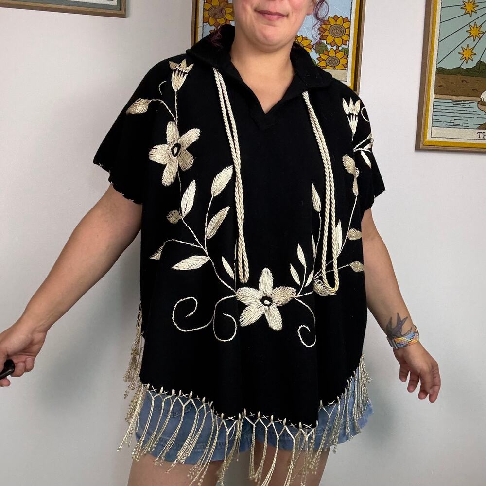 Vintage wool poncho embroidered XL